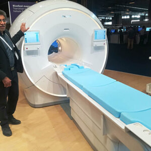 MRI system Scanner MRT Zarbakhsh Javad presenting