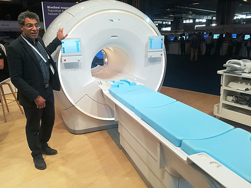 MRI system Scanner MRT Zarbakhsh Javad presenting