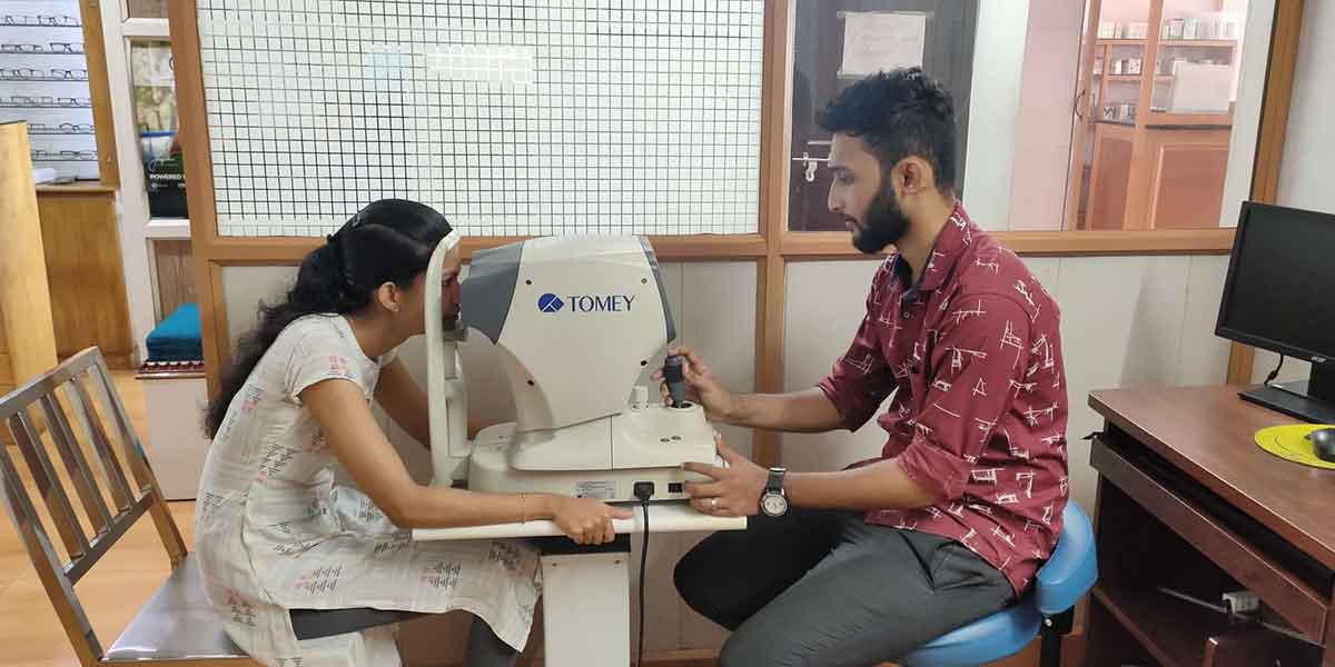 Jom Johnson Optometrist skills Professional India Cademix Institute of Technology, autorefractometer, autorefractor